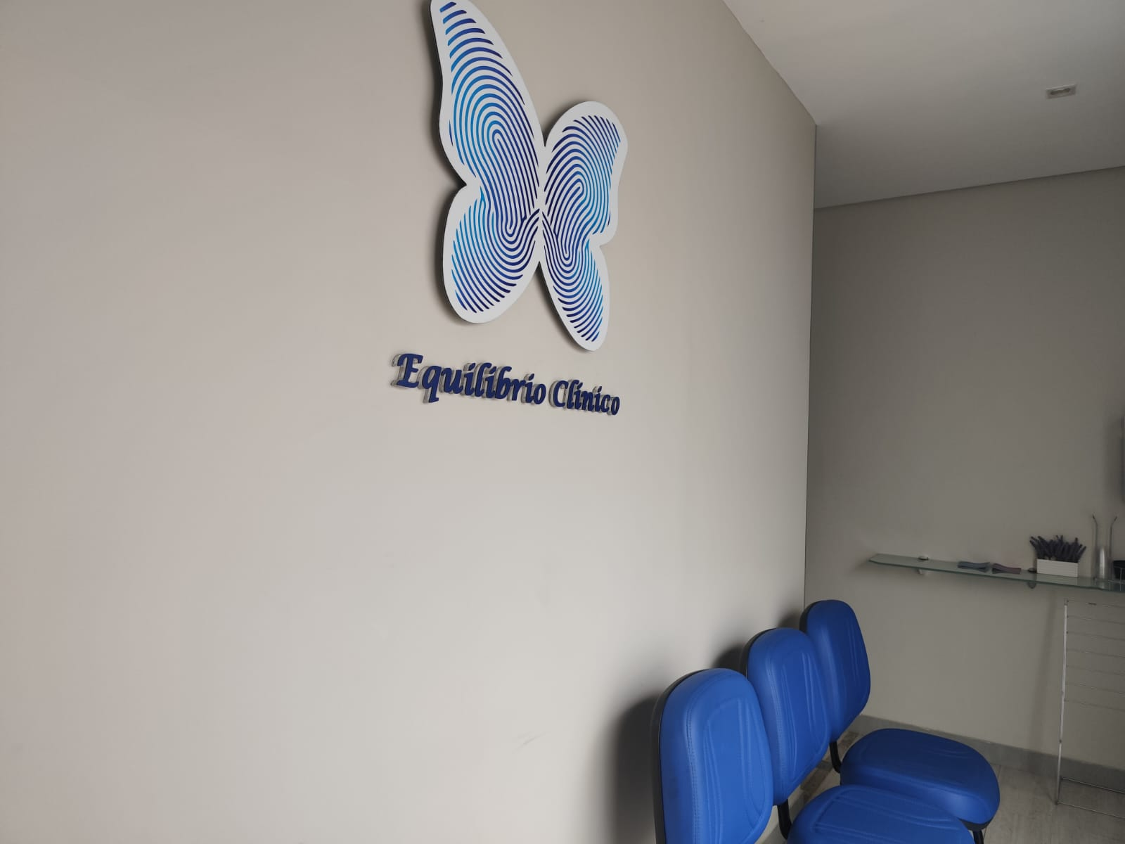 Consultório com ambiente tranquilo e acolhedor